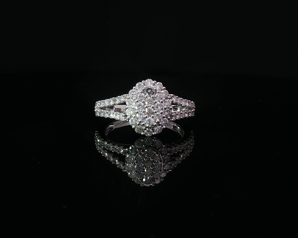 Oval halo ring