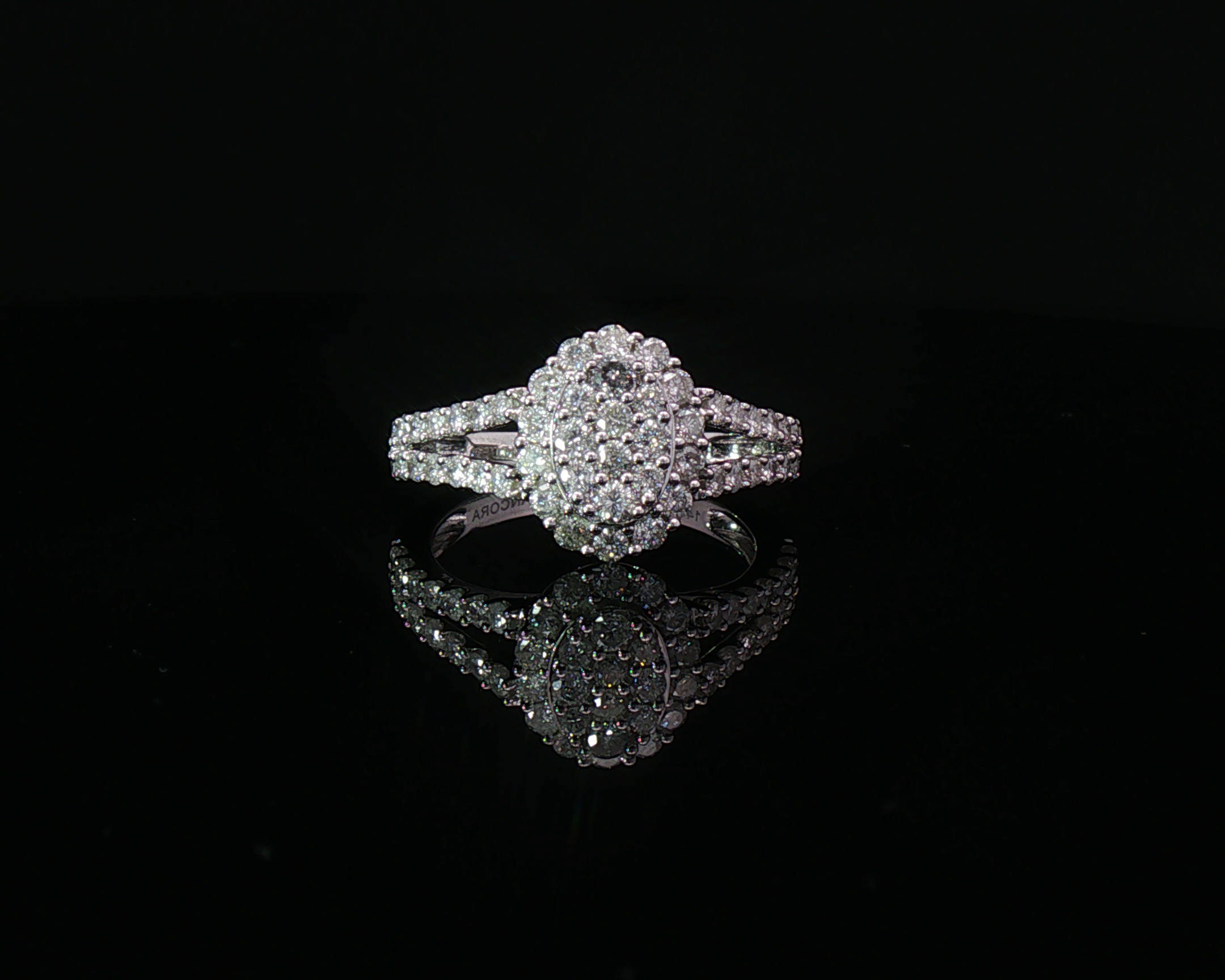 Oval halo ring