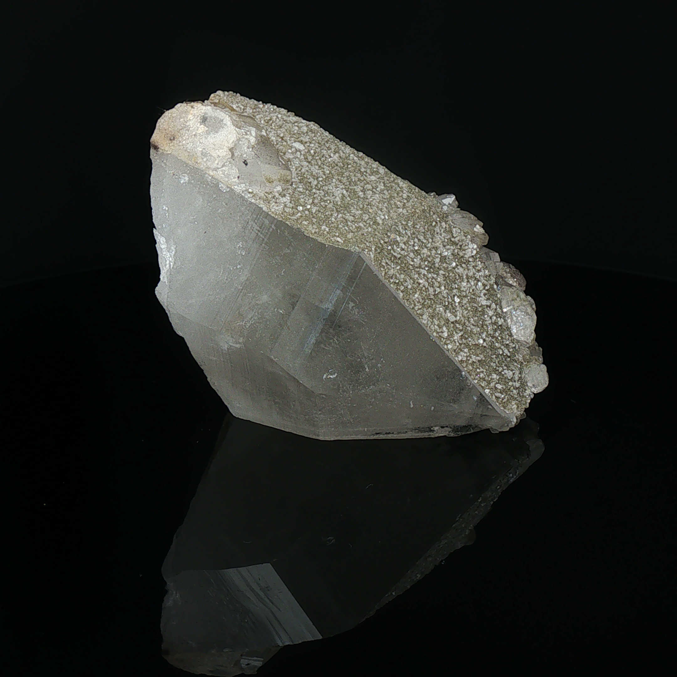 Wolframite, pyrite, calcite on quartz
