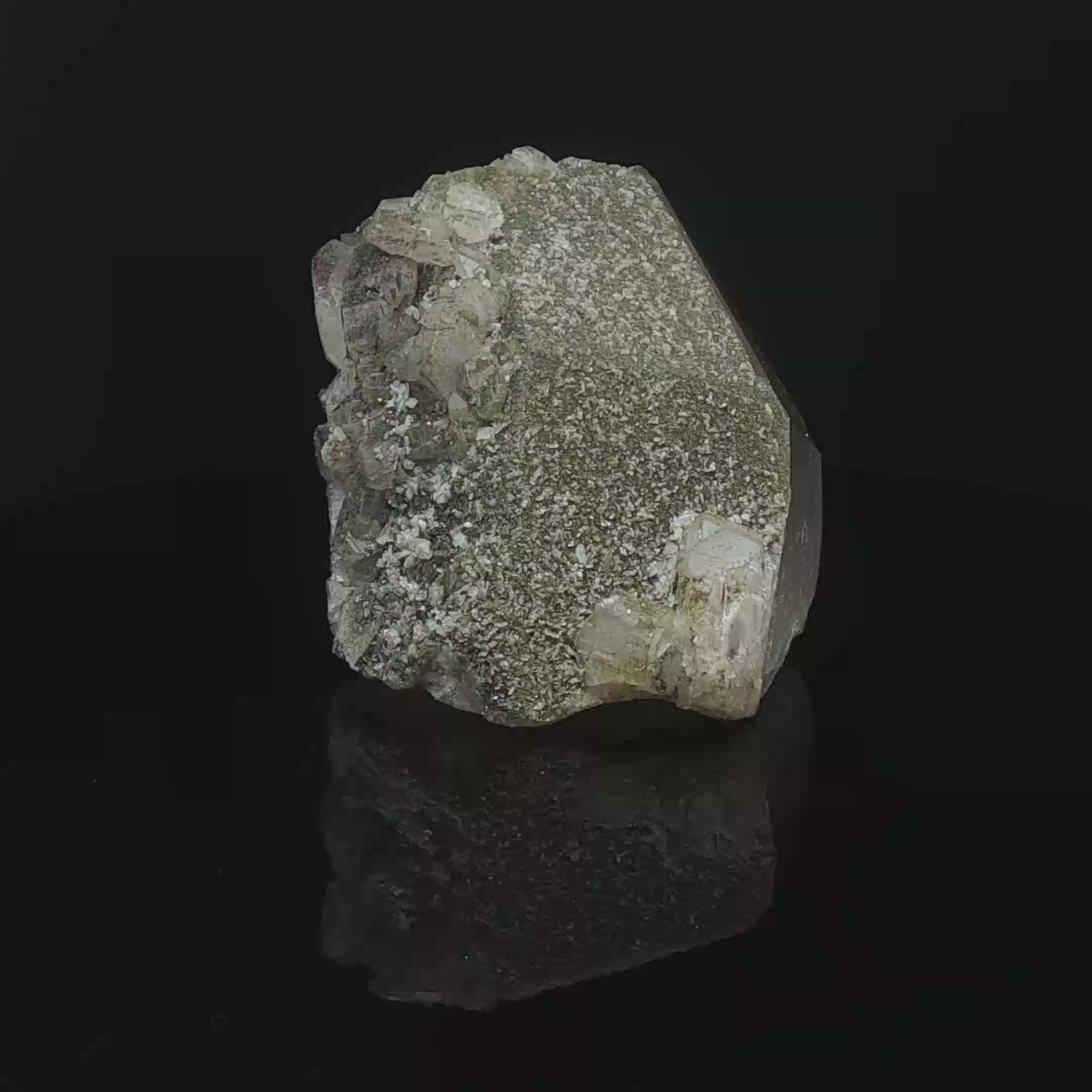 Wolframite, pyrite, calcite on quartz